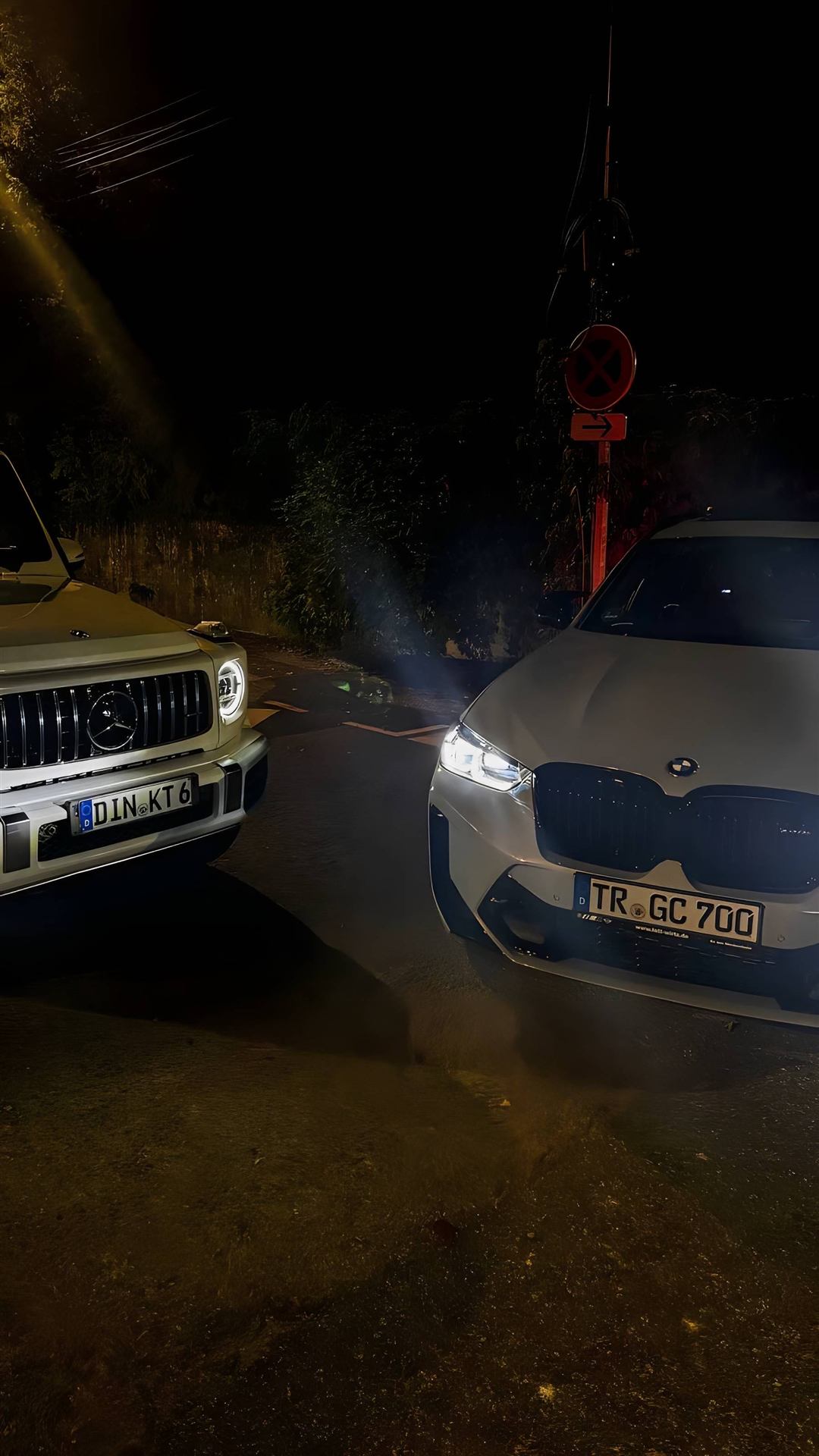Mercedes-AMG Classe G et BMW M garées de nuit