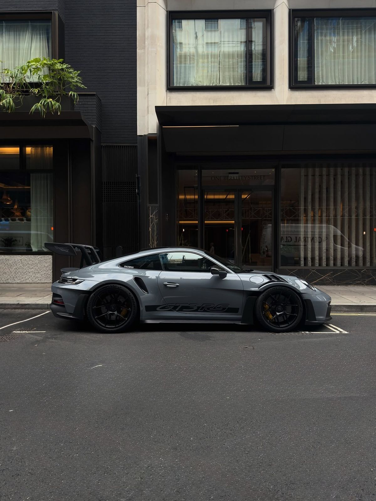 Porsche 911 GT3 RS grise garée en ville