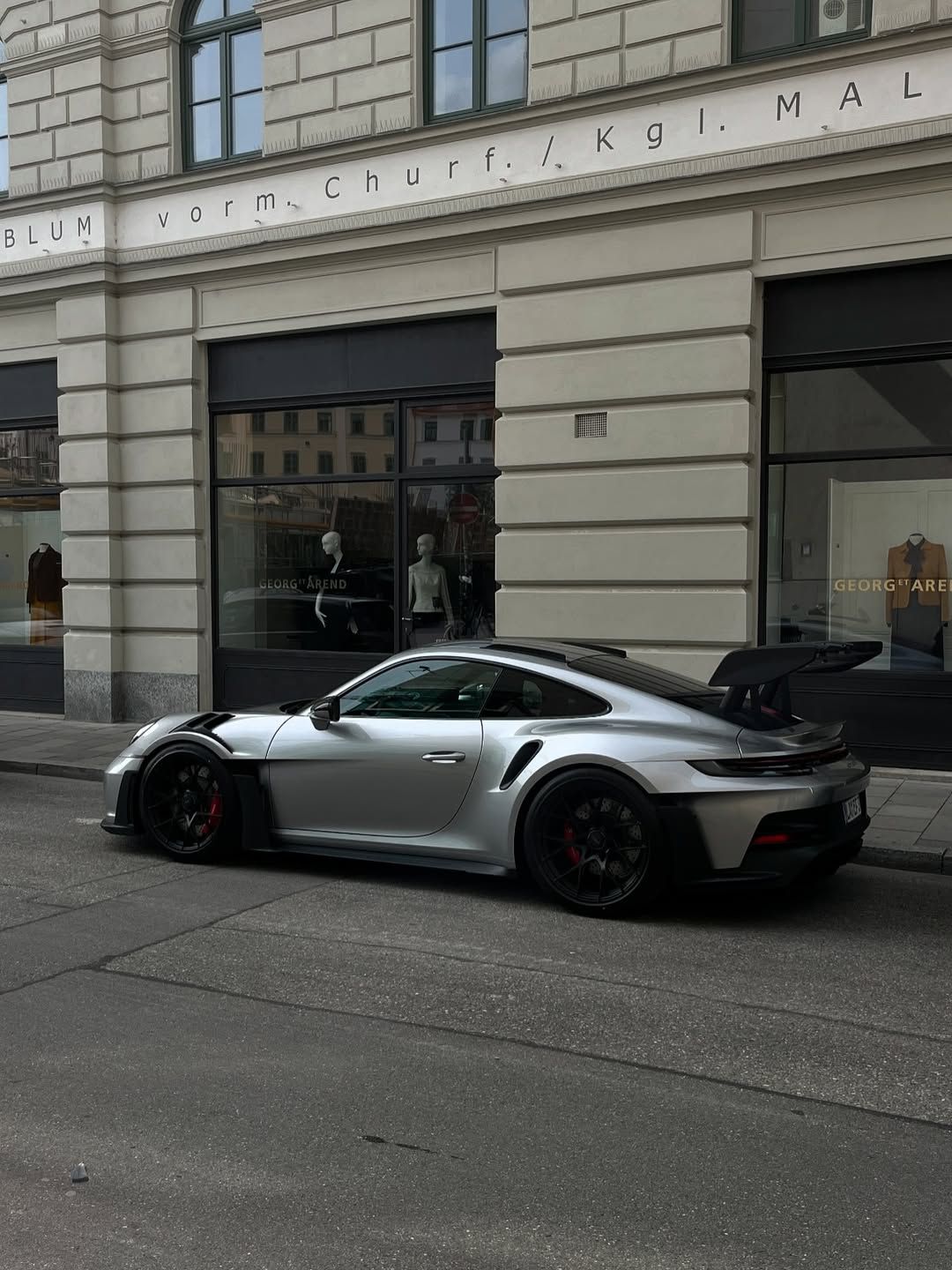 Porsche 911 GT3 RS argent garée en ville
